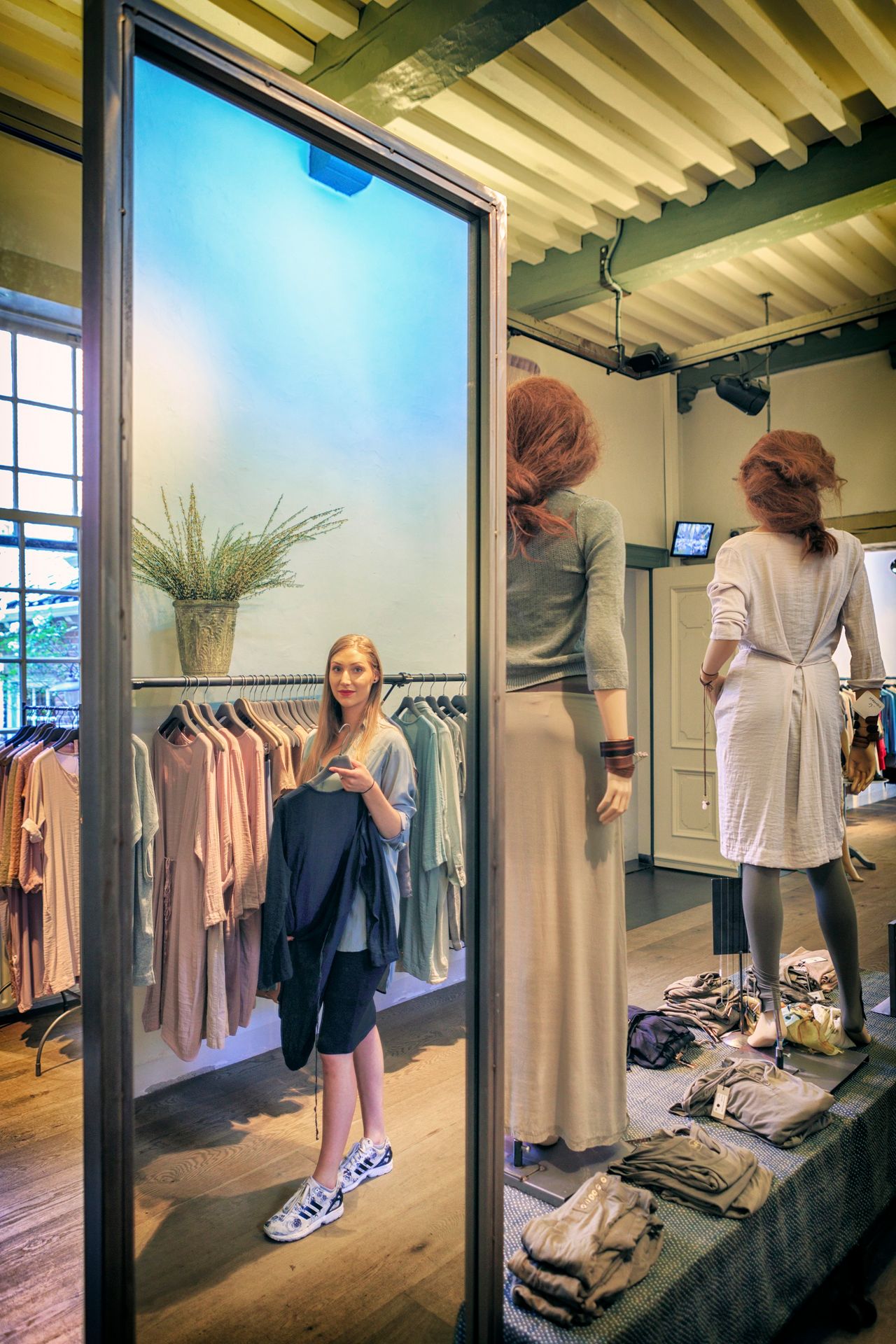 Winkelen in Arnhem, 'Trix and Rees' fashion store in de Kerkstraat.