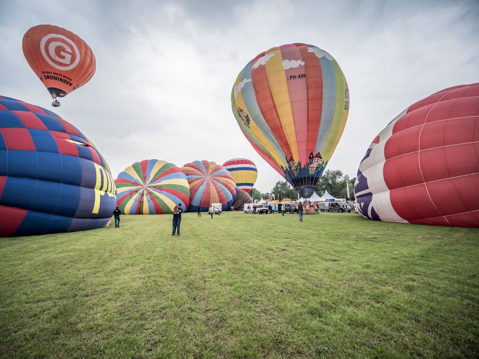 gekleurde Luchtballonnen die opstijgen op de Nutsbaan in Joure.