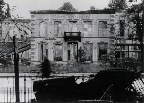 Hotel Schoonoord na de Slag om Arnhem. Ook Schoonoord liep tijdens de slag veel schade op.