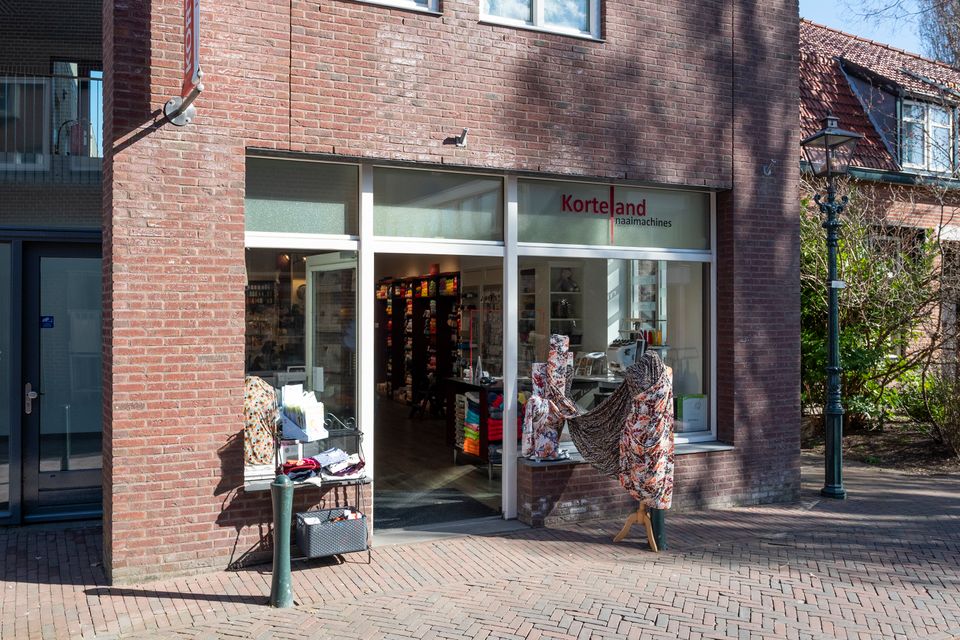 Dit is een foto van Korteland Naaimachines in de Dorpsstraat in Zoetermeer.