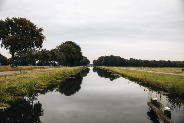 Een kanaal die door het groene Drentse landschap loopt.
