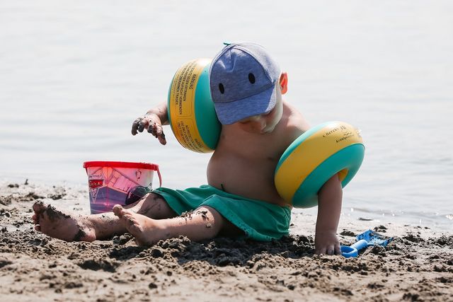 Een jongetje speelt op het strand bij het Alkmaarder- en Uitgeestermeer.