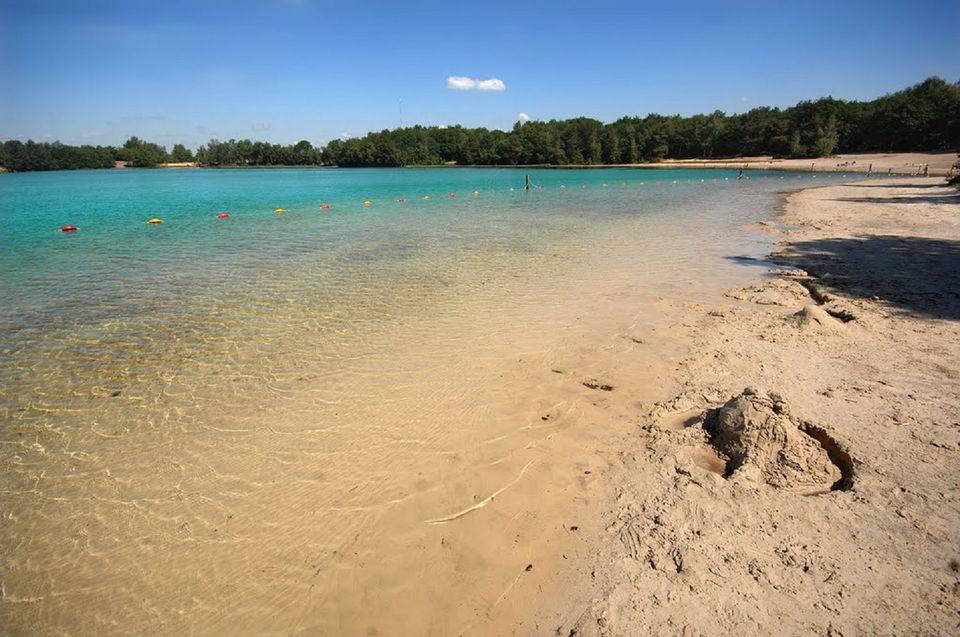 Zandkasteel bouwen, gewoon aan de waterkant liggen of zwemmen in het kalme water van 'Het Blauwe Meer'...