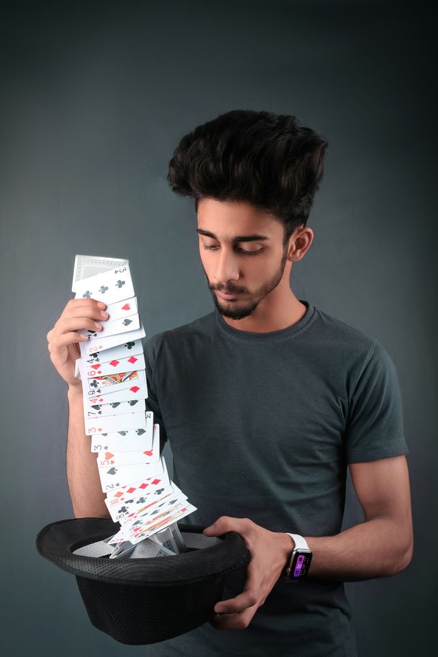 Algemene foto van een goochelaar met kaarttruukjes