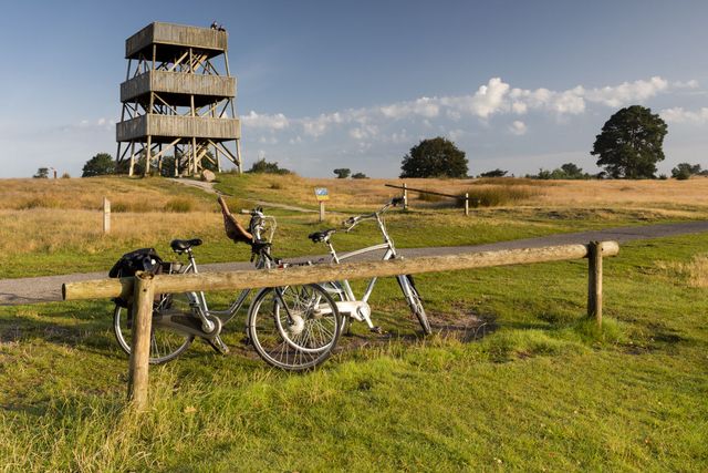 De uitkijktoren bij het Aekingerzand. Twee fietsen staan in het natuurgebied.