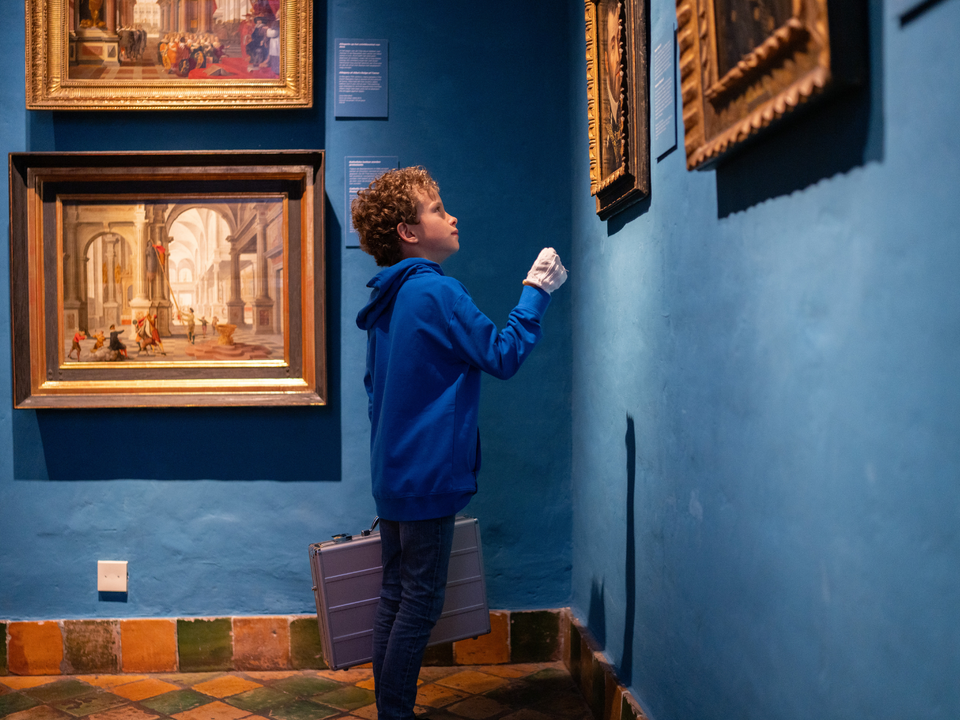 uitblinker Rick - jongen 9 jaar - in het Museum Prinsenhof Delft bij een schilderij van Willem van Oranje