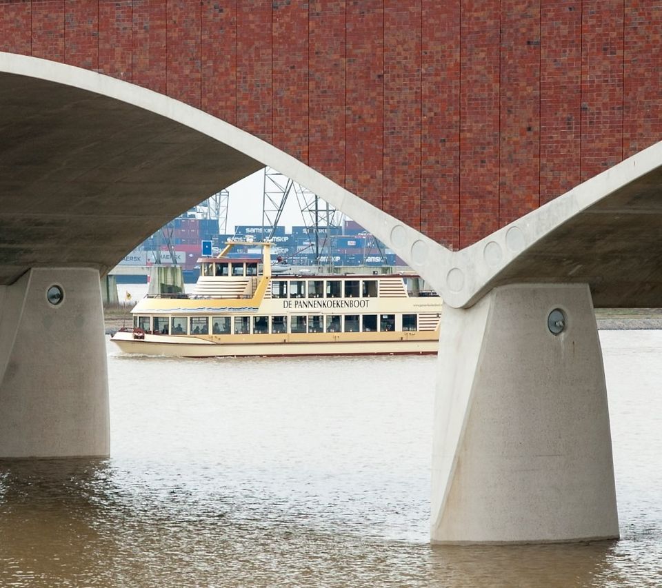 Pannenkoekenboot achter brug