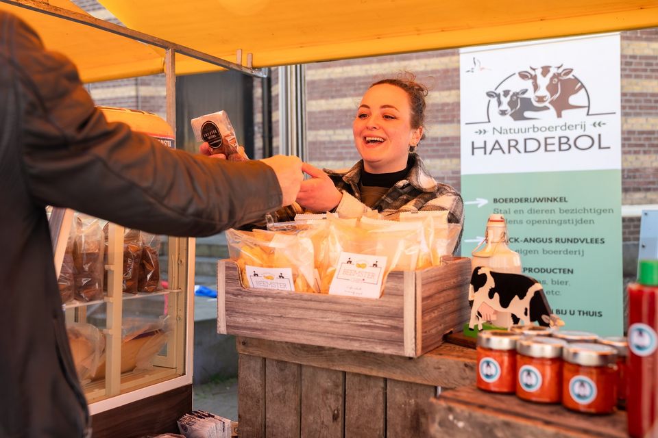 Ondernemer van Natuurboerderij Hardebol achter haar kraam op de Laag Hollandse Makersmarkt.