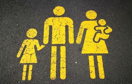 Asfalt waar een familie is afgebeeld met gele verf