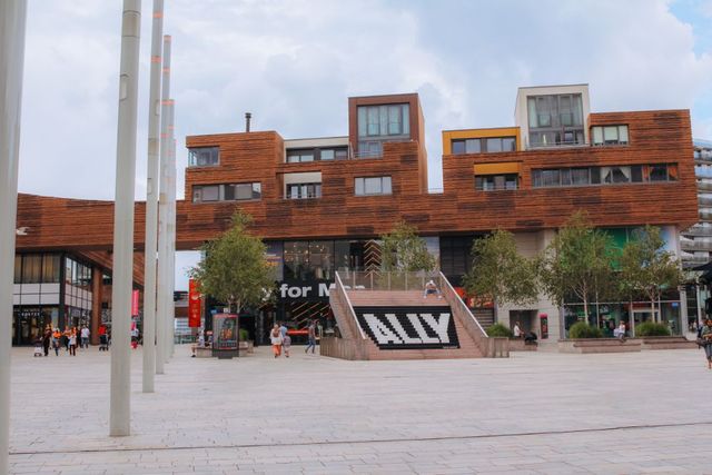 Het forum in Almere Centrum met de allytrap, kinepolis en VVV winkel