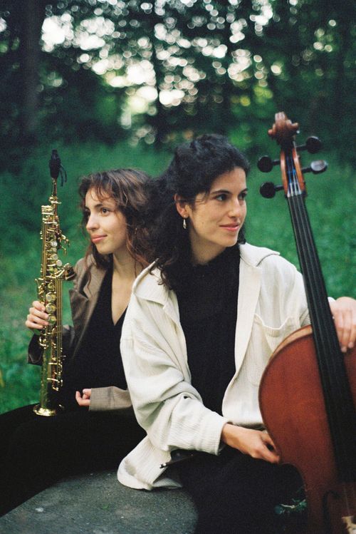 Een vrouw op een saxfoon en een andere vrouw met een cello