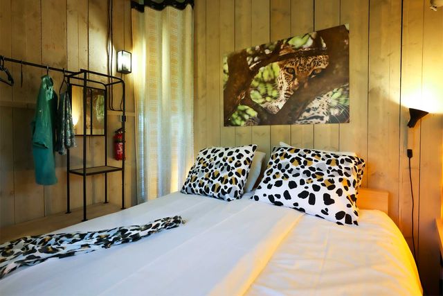 Slaapkamer in de glamping safaritent Grutte Fiif