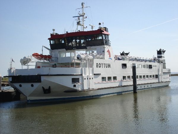 De veerboot Rottum in de veerhaven van Lauwersoog.