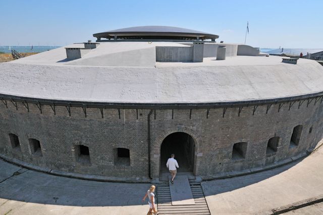 Twee bezoekers lopen het fort op Pampus in
