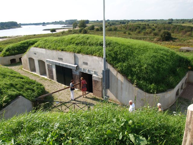 Volwassenen wandelen over een binnenplaats op een fort.