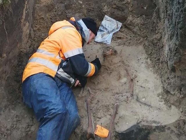 Archeoloog onderzoekt gevonden graf 