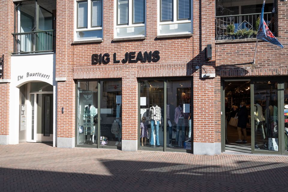 Dit is een foto van Big L Jeans in de Dorpsstraat in Zoetermeer.
