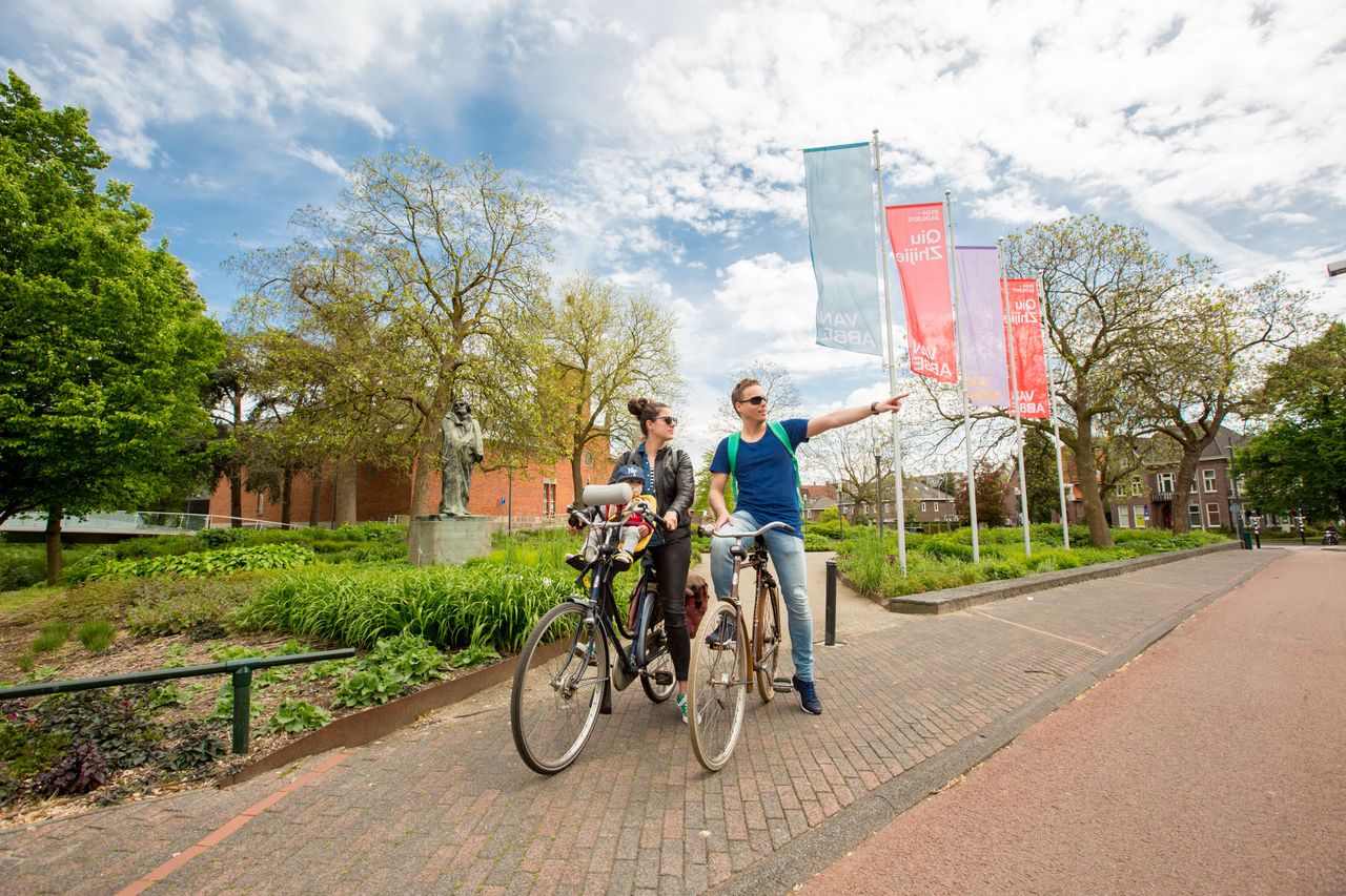 fietsen bij het van abbe museum eindhoven