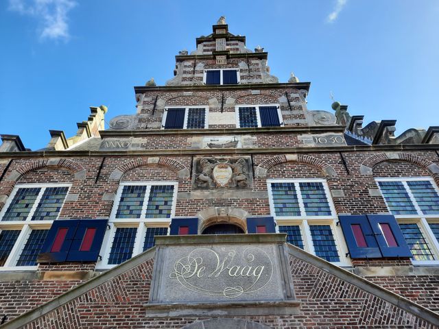 Een prachtige close-up foto van de gevel van het Raadhuis in De Rijp met de tekst 'De Waag' op de voorgevel.