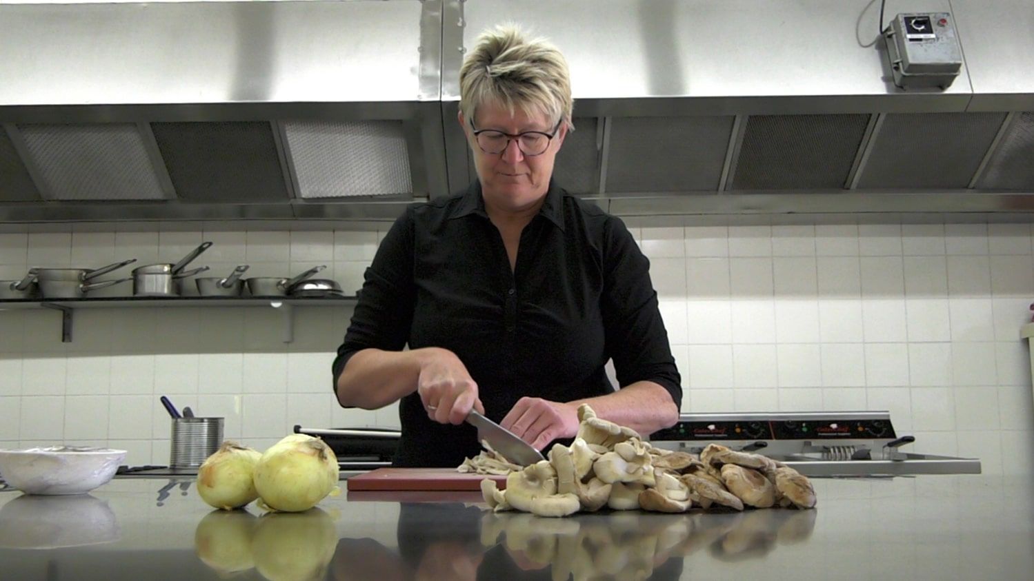 Een foto van een vrouw die kookt bij de Zwammenberg.