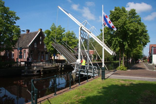 Bruggetje Turfroute met Friese vlag