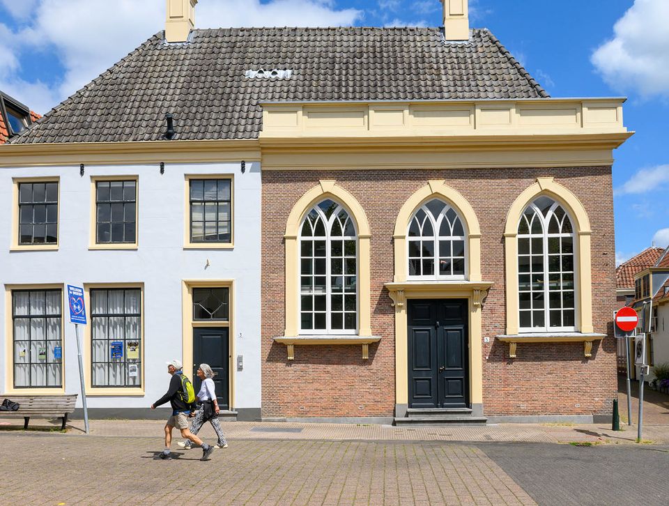 Synagoge in Weesp met wandelaars
