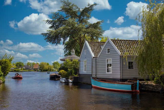 Broek in Waterland met typische Broeker huizen.
