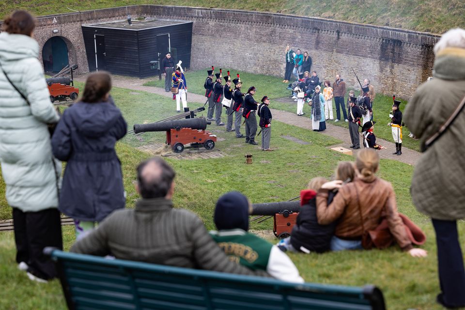 Publiek kijkt naar het laden van de kanonnen op Schuttersdag