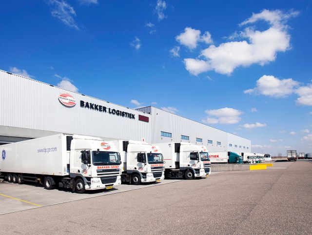 Vrachtwagens bij distributiecentrum van Bakker Logistiek in Zeewolde, Flevoland