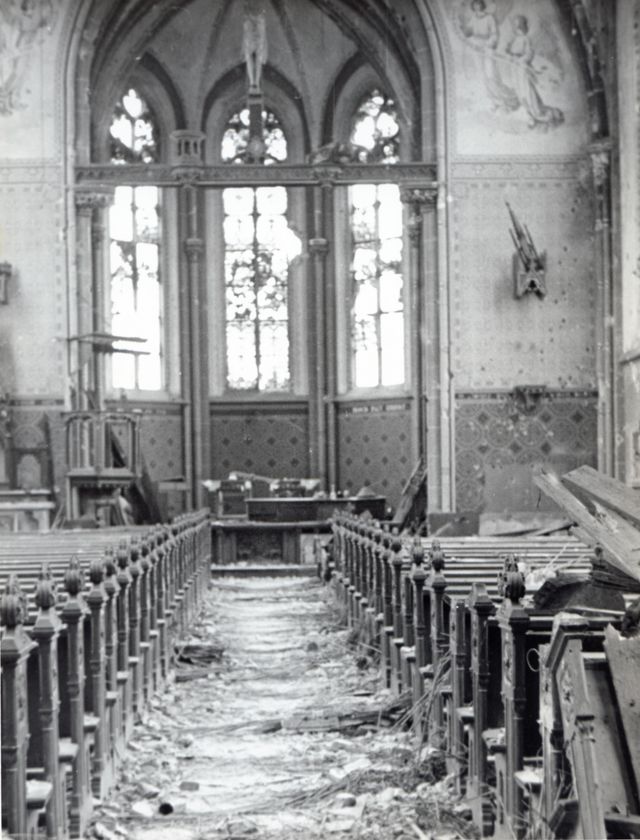 Een interieurfoto van de toenmalige katholieke kerk