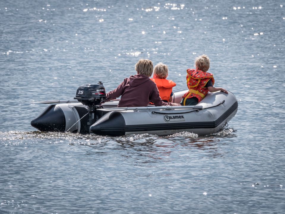 drie kinderen in een rubberbootje