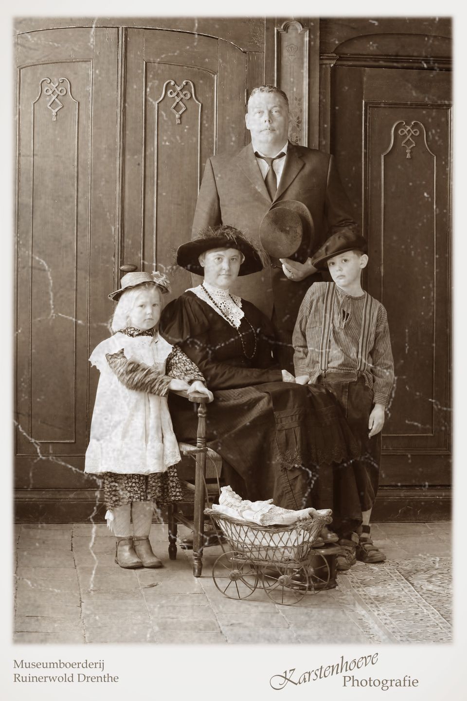 gezin in oude kleding op de foto
