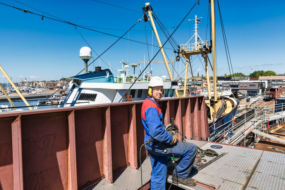 Man bij scheepvaart voert werkzaamheden uit in Flevoland