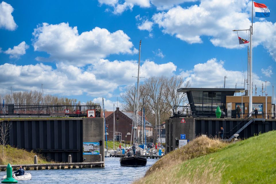 Sluis bij Brouwershaven als toegang naar Grevelingenmeer