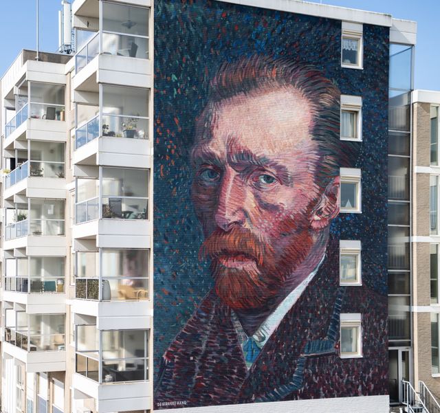 Een huizenhoge muurschildering van het gezicht van Vincent van Gogh prijkt aan de zijkant van een flat in Hoogeveen.