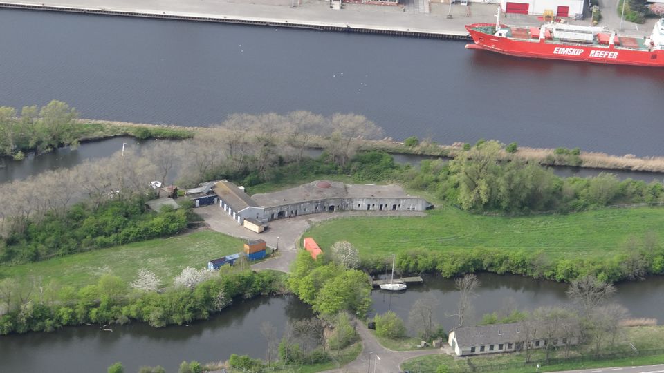 Fort bij Velsen luchtfoto met zicht op het Noordzeekanaal