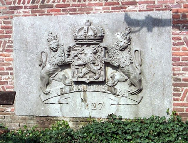 gevelsteen Vughterpoort 1827 in muur Oudbogardenstraatje