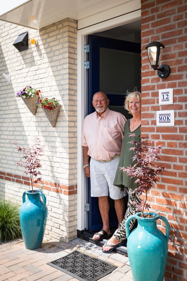 Een echtpaar bij de voordeur van hun woning in Lelystad, Flevoland
