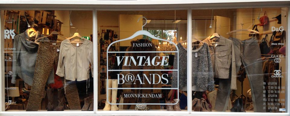 Etalage van de tweedehandswinkel Vintage Brands in Monnickendam.