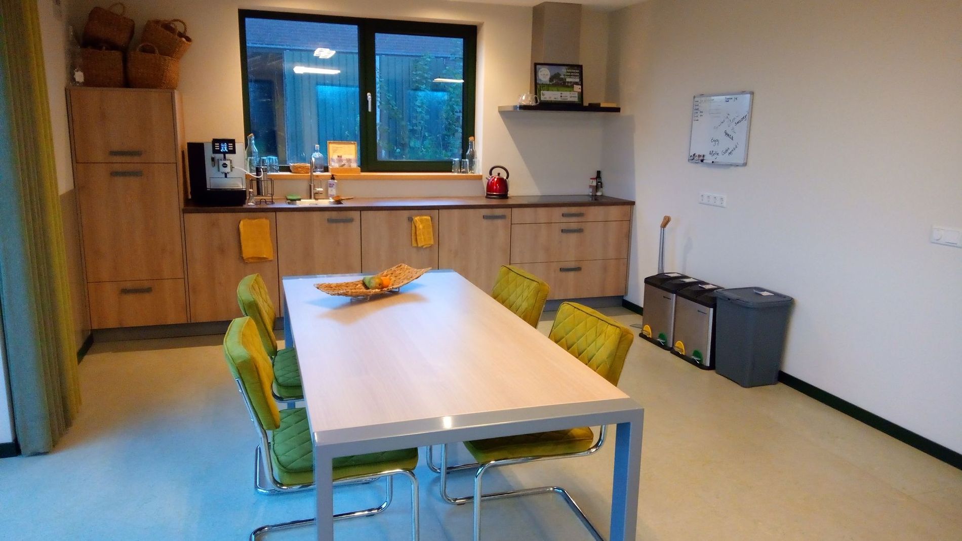 Gezellige gezamenlijke ruimte met keuken en zithoek