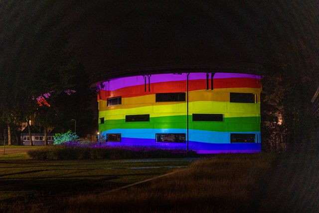 gebouw verlicht met kleuren van regenboog