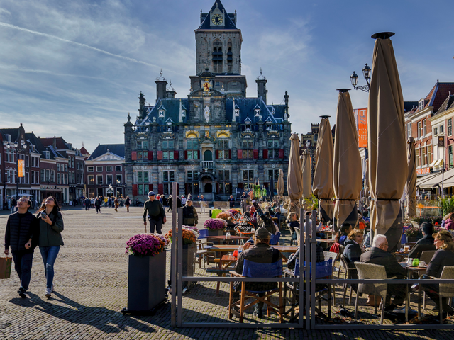 Marktplein in Delft met gezellige terrassen