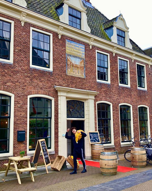Het pand van delicatessen en wijnwinkel Smaak van 't Weeshuys in Purmerend gevestigd in het voormalige burgerweeshuis.