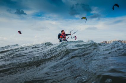 Plastic Soup Surfer Merijn Tinga kitesurft op volle zee.