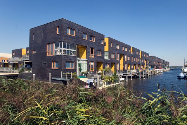 Woningen aan het water van de Noorderplassen in Almere, Flevoland