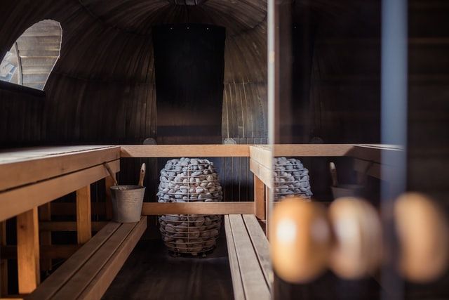 Foto van de sauna van binnen.