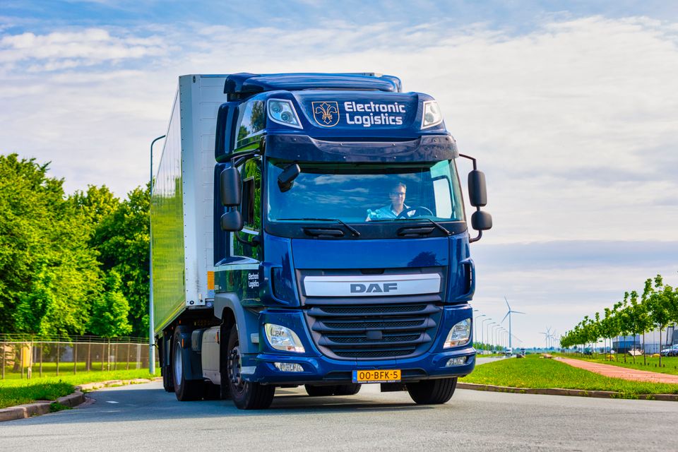 Vrachtwagen in een bocht in Flevoland