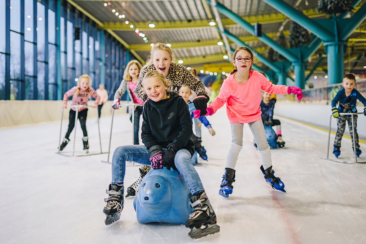 Kinderen die schaatsen bij Triavium Nijmegen