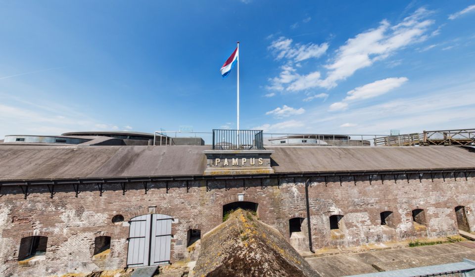 Naam van Forteiland Pampus op een van de oude gebouwen op het eiland met Nederlandse vlag erboven
