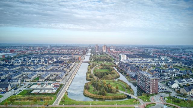 Luchtfoto van het Heemkanaal en Heempark in de woonwijk Oosterheem in Zoetermeer.